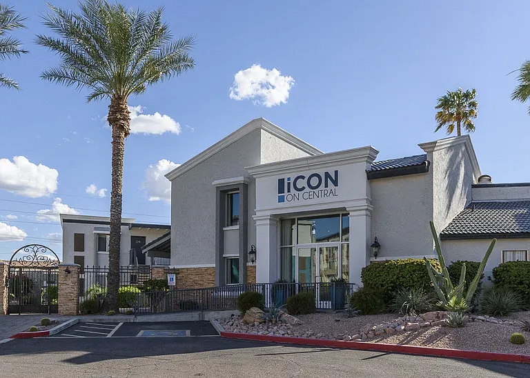 Icon on Central — Photo 1