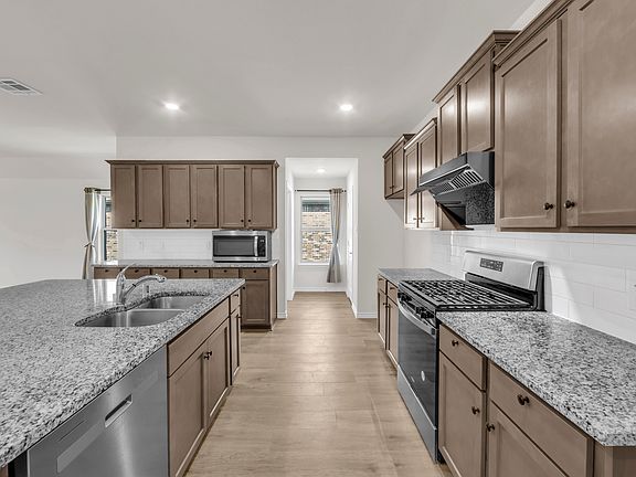 5th image of 812 Honey Maple St