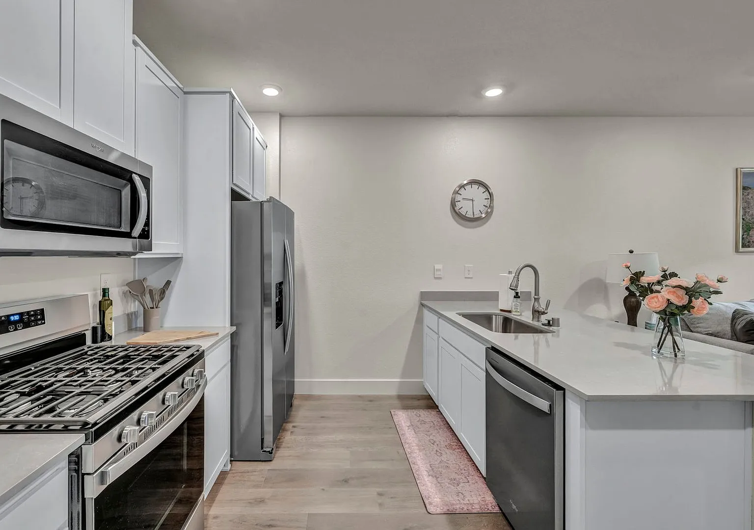Fully Furnished Executive Home With All Utilities Included! — Photo 3