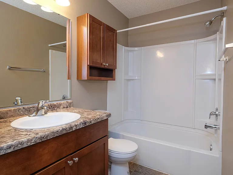 Fargo, ND Carlton Place Apartments | Bathroom