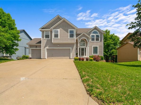 5405 Lakecrest Dr, Shawnee, KS 66218