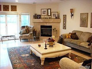 3rd image of 22 Hunting Hollow Ct