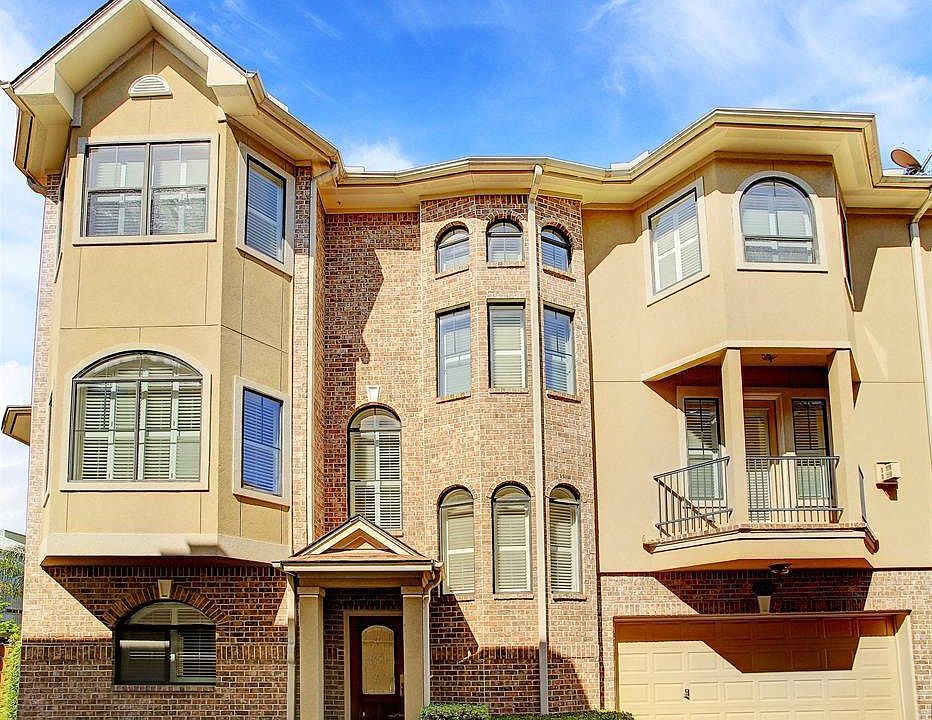 Welcome to 3124 La Branch in this lovely gated community. Across the street from a park. A few blocks to Baldwin Park. Walk to your new favorite restaurants and bars/clubs. Downtown is just blocks away. Easy to get to Herman Park.