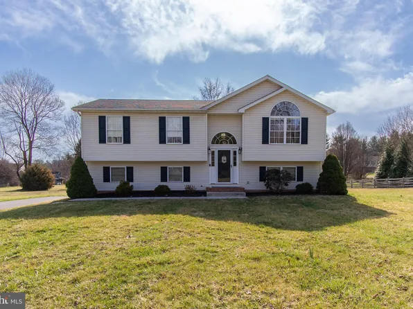 59 Violet Ln, Falling Waters, WV 25419