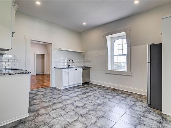 5th image of 203 N Esplanade St #3