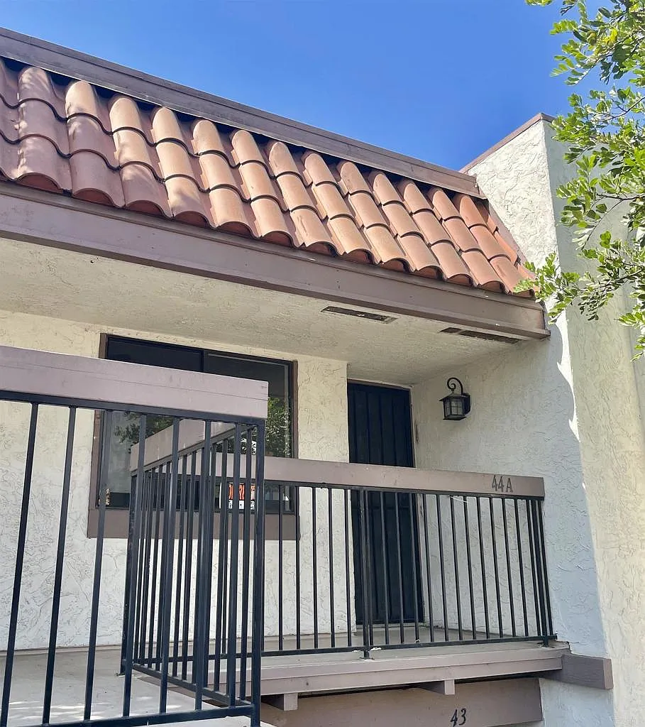 2 bed, 2.0 bath, 1081 sqft, $2,400 — Photo 2