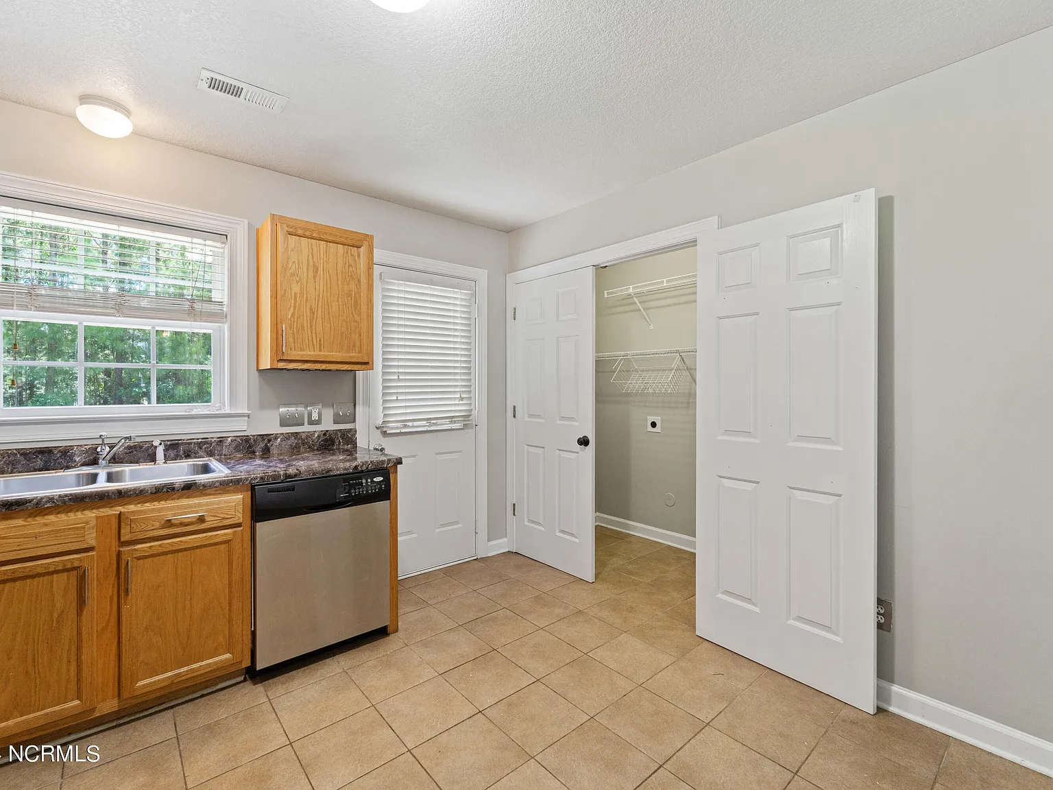3 bed, 3.0 bath, 1069 sqft, $1,395 — Photo 4