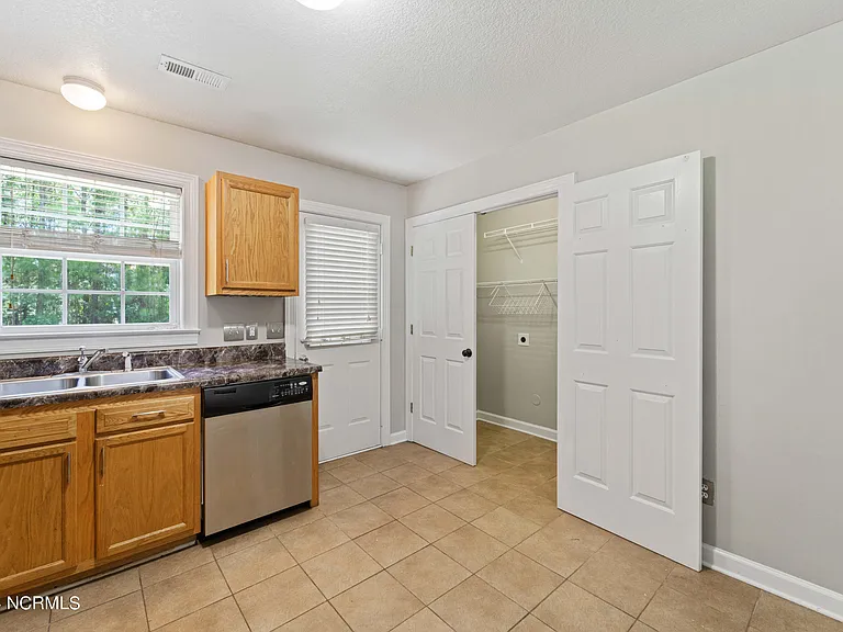 206 Streamwood Dr — Photo 4