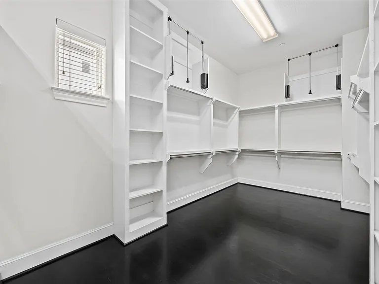 1104 Thompson St — Photo 15