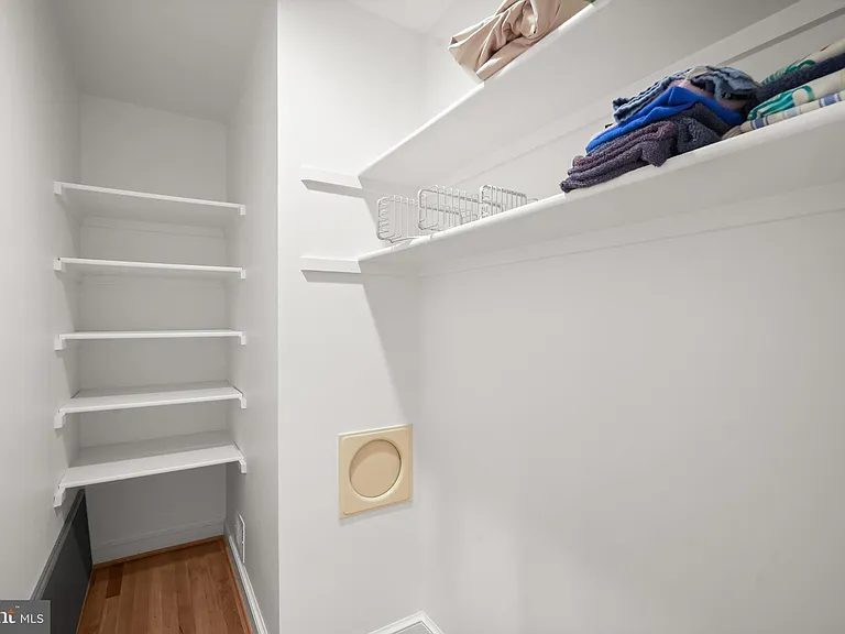 9809 Hall Rd — Photo 35