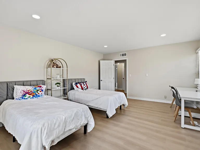750 E Mountain View Ave — Photo 7