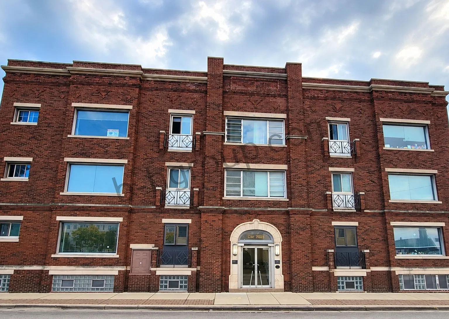 811 60th St — Photo 1