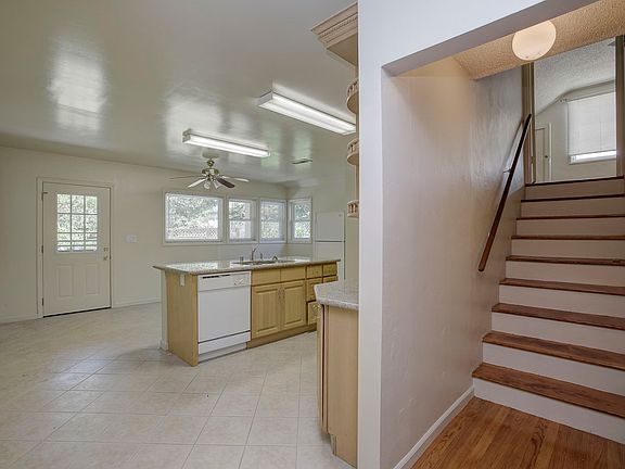 4th image of 1080 Hiller St