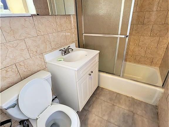 4th image of 989 E 108th St APT 1A