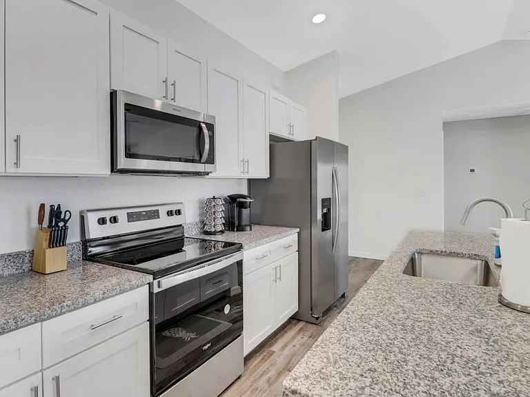 1210 NE 19th Pl — Photo 8