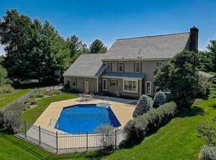 121 S Laurel Cir, Delafield, WI 53018