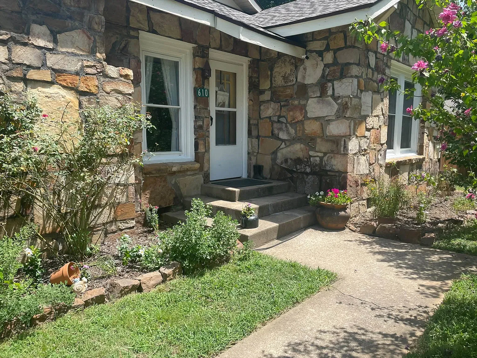 2 bed, 1.5 bath, 1100 sqft, $1,000 — Photo 1
