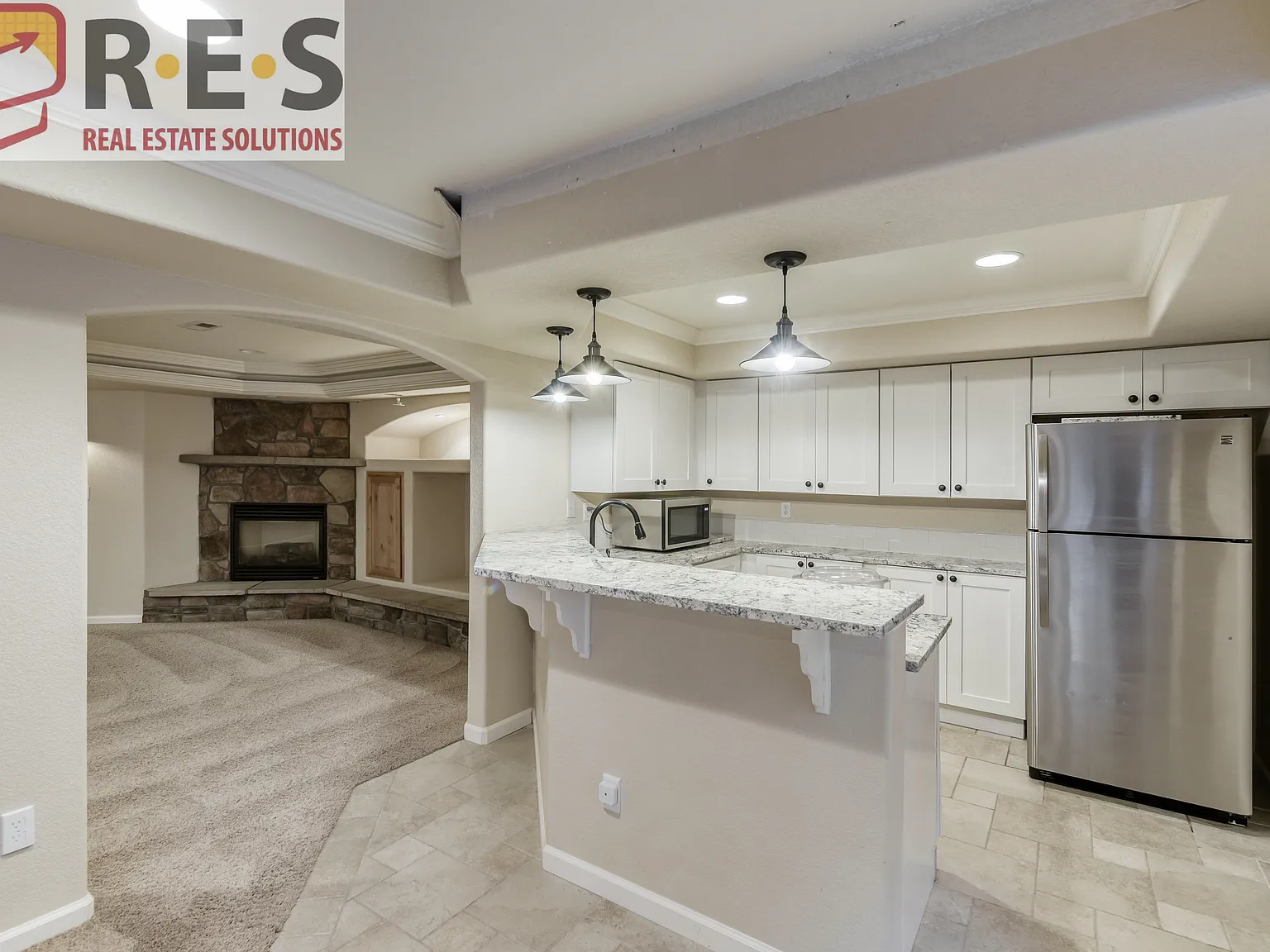 6 bed, 4206 sqft, $3,695 — Photo 4
