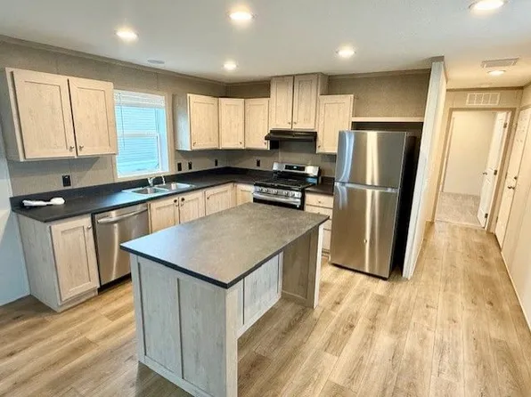 1641 Fernlake Dr, Mishawaka, IN 46544
