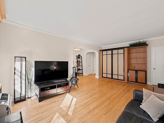 5th image of 357 W 55th St APT 2C