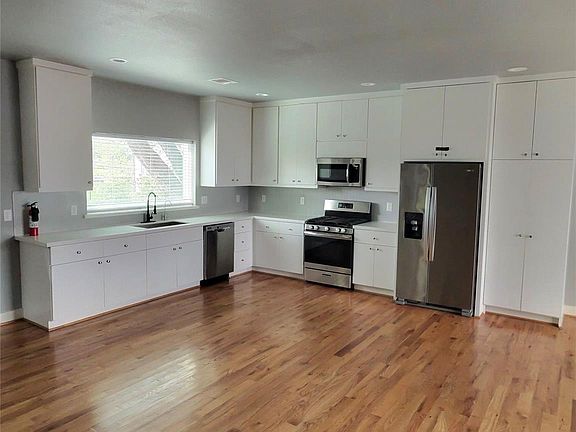 3rd image of 608 Cage St