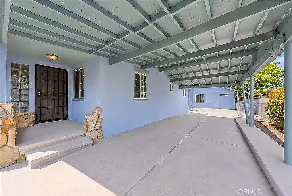 3 bed, 1217 sqft, $3,500 — Photo 2