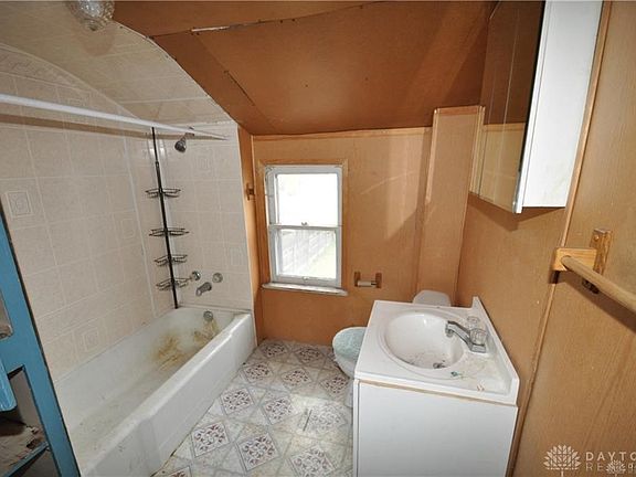 4th image of 201 W Oakwood St