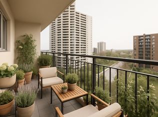 61 McEwen, Ottawa, ON K2B 5L3