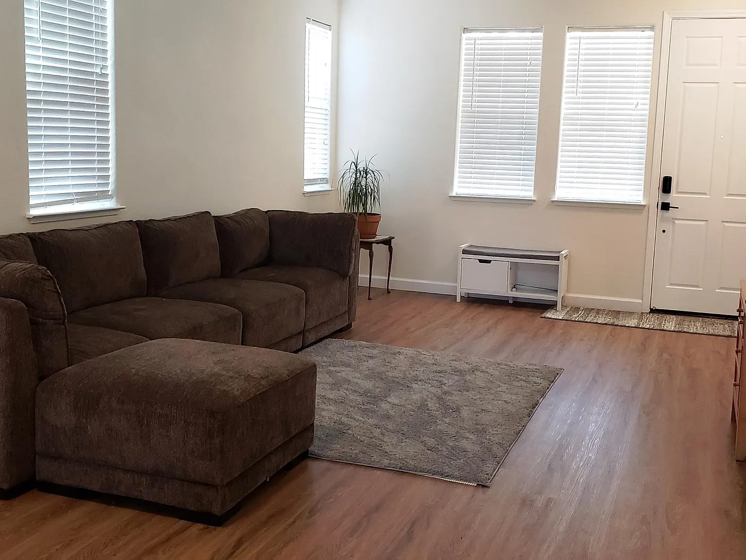 5 bed, 3.0 bath, 2524 sqft, $3,850 — Photo 2
