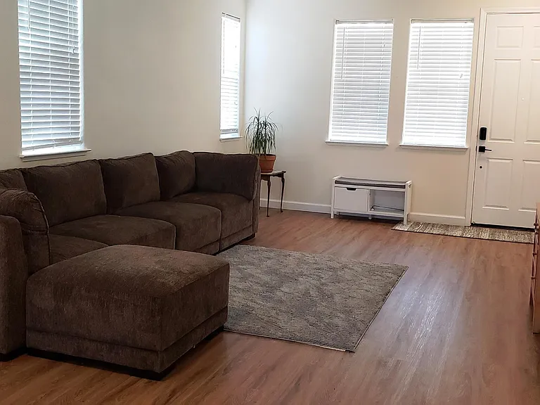 147 Trent Pl — Photo 2