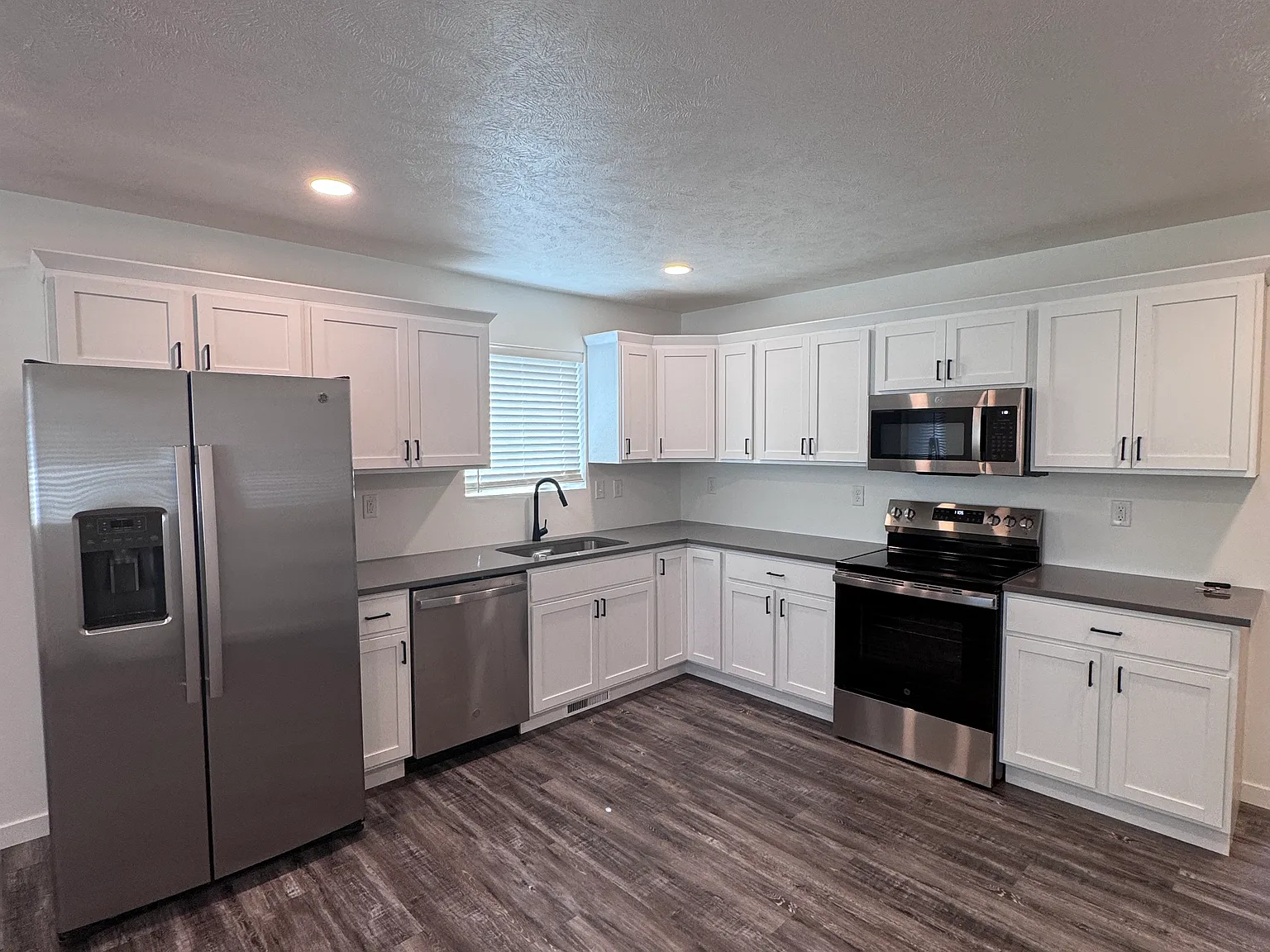 3 bed, 1250 sqft, $2,200 — Photo 4