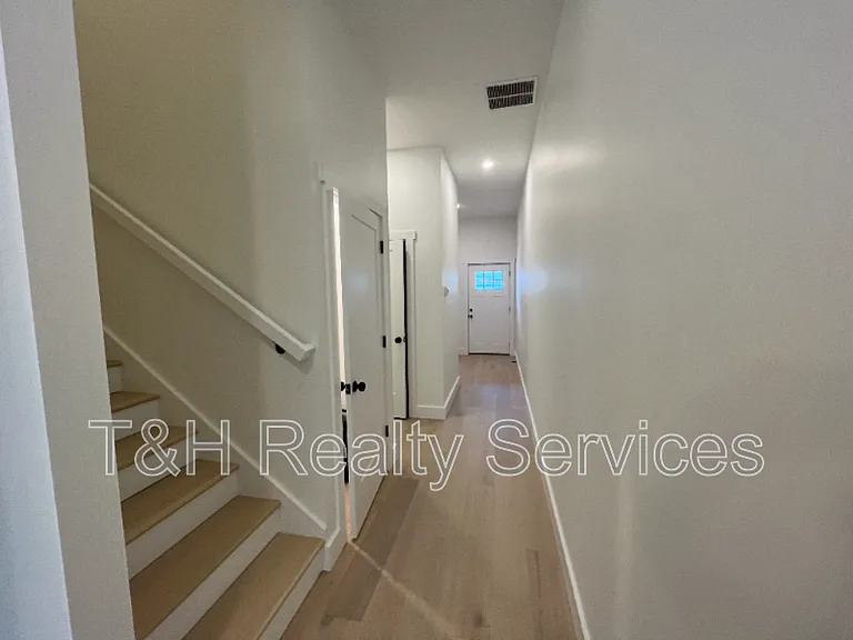930 Woodlawn Ave — Photo 10
