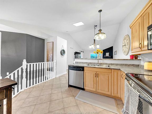 3rd image of 48 Queens Hill Cres