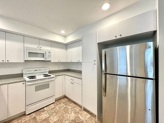3rd image of 9222 Roosevelt Way NE APT 206