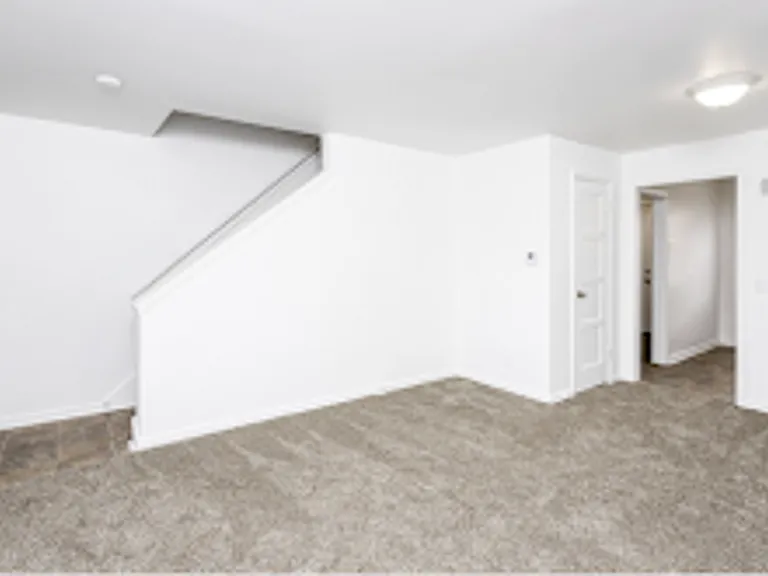 Colonial Manor — Photo 7