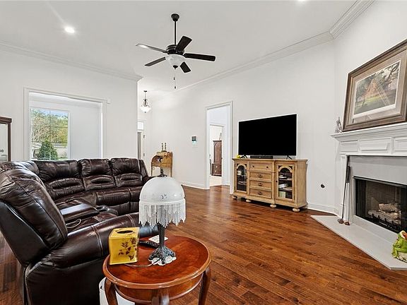 3rd image of 709 Jackson Ct