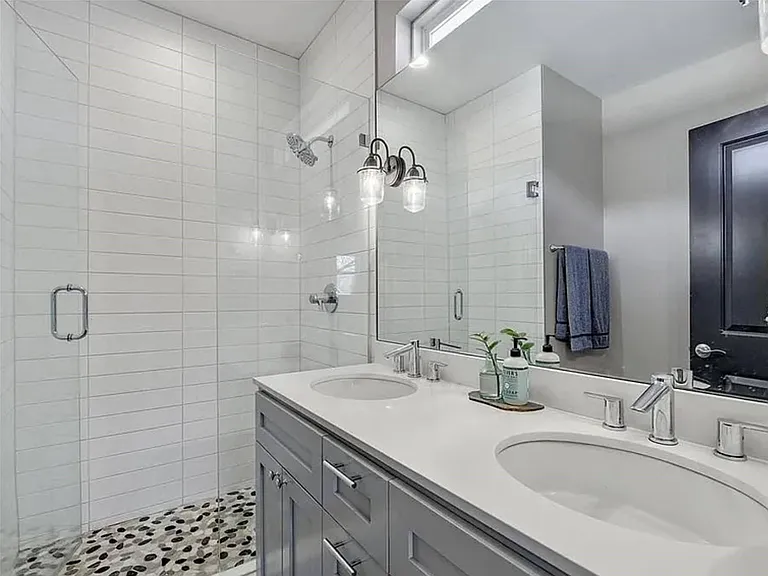 2709 E 3rd St #2 — Photo 15