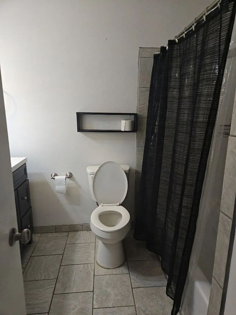 2-bedroom, 1.5-bathroom home located in the vibrant city of Albuquerque — Photo 4