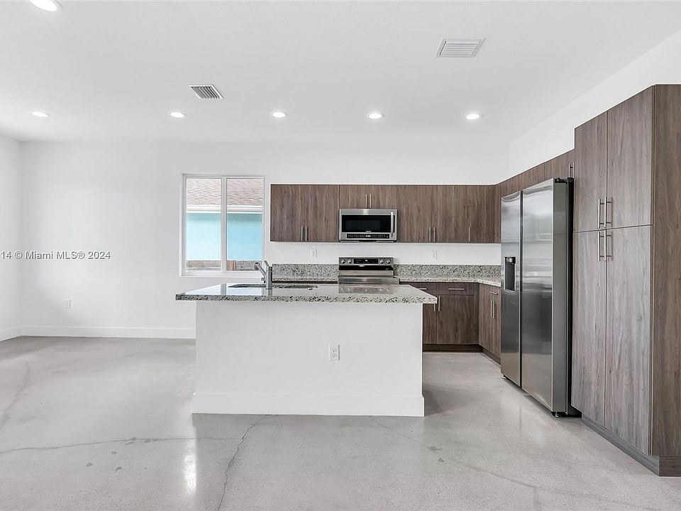 1st image of 642 NW 15th Ave #642