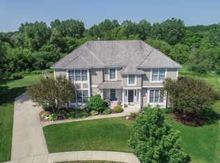 812 Waters Edge Dr, South Elgin, IL 60177