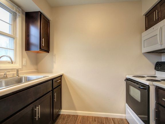 2nd image of 1515 Lincolnshire Dr #343