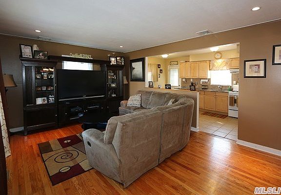 3rd image of 137 Rockaway Ave