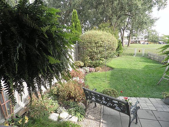 5th image of 110 Hollywood Ave