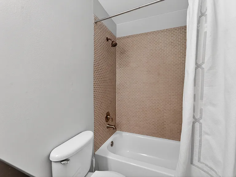 141 E Riverside Dr #10D — Photo 25