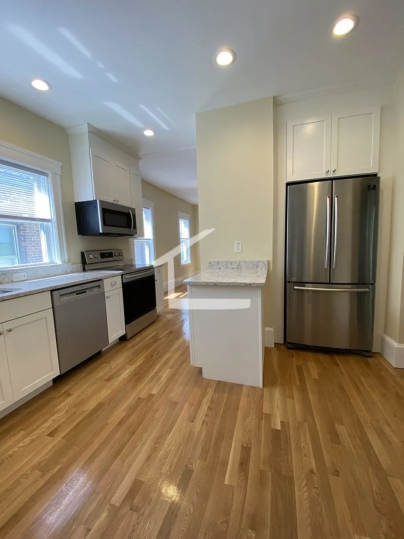 Renovated 4 Bed In Brookline 2 Baths — Photo 1