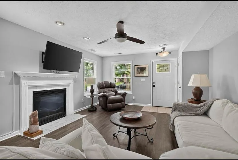 3 bed, 2.5 bath, 1979 sqft, $2,400 — Photo 2