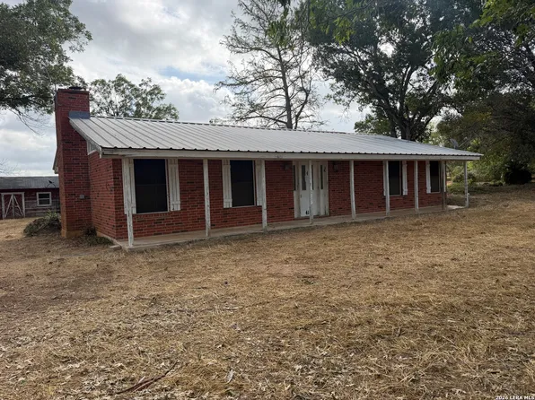 415 SE MAIN ST, Stockdale, TX 78160