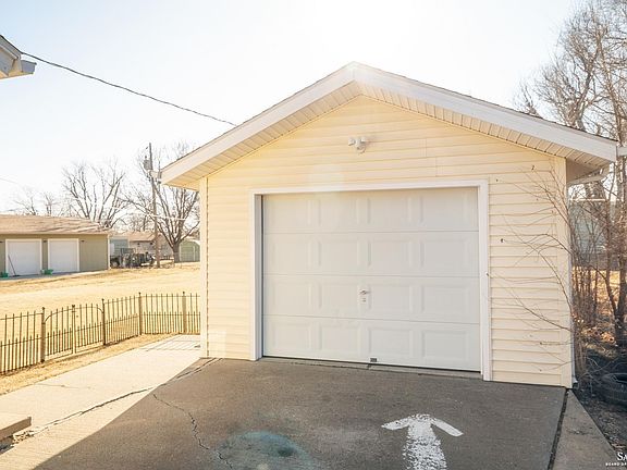 4th image of 1415 Oak Cir