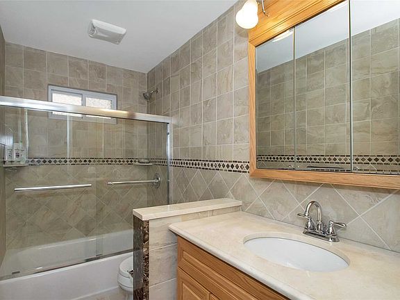 5th image of 5 Spyglass Ln