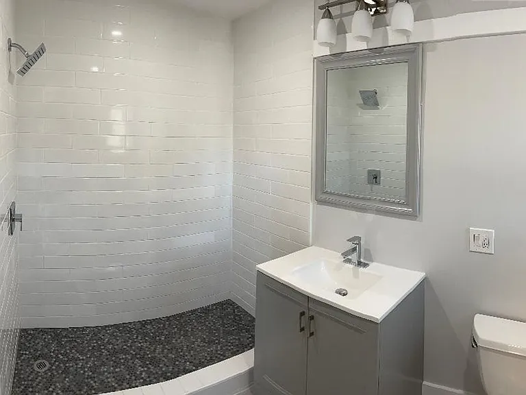 219 West 7th — Photo 8